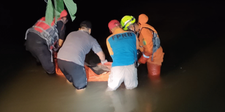 Tim gabungan dari FPRB, relawan, dan petugas SAR mengevakuasi jenazah yang ditemukan meninggal dunia di Sungai Bulus