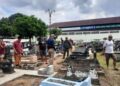 Warga bersama aparat keamanan dan pengurus makam melakukan pengecekan di lokasi Tempat Pemakaman Umum (TPU) Ngentak, Baturetno, Banguntapan, Bantul, pasca ditemukannya sejumlah nisan yang dirusak oleh orang tak dikenal, Minggu (18/5/2025)