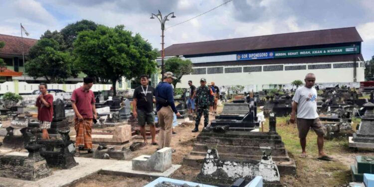 Warga bersama aparat keamanan dan pengurus makam melakukan pengecekan di lokasi Tempat Pemakaman Umum (TPU) Ngentak, Baturetno, Banguntapan, Bantul, pasca ditemukannya sejumlah nisan yang dirusak oleh orang tak dikenal, Minggu (18/5/2025)