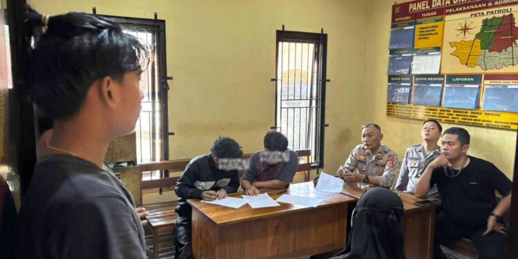 remaja yang diduga akan terlibat tawuran menjalani proses pendataan dan pembinaan di Mapolsek Sewon