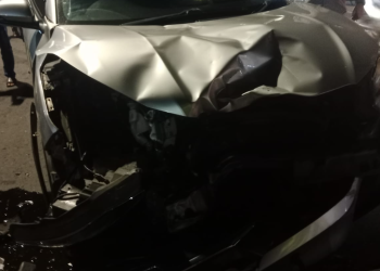 Bagian depan mobil Honda HR-V ringsek parah usai terlibat tabrakan dengan sepeda motor di depan SPBU Gabusan, Timbulharjo, Sewon, Bantul