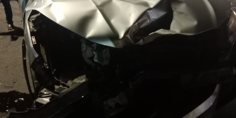 Bagian depan mobil Honda HR-V ringsek parah usai terlibat tabrakan dengan sepeda motor di depan SPBU Gabusan, Timbulharjo, Sewon, Bantul