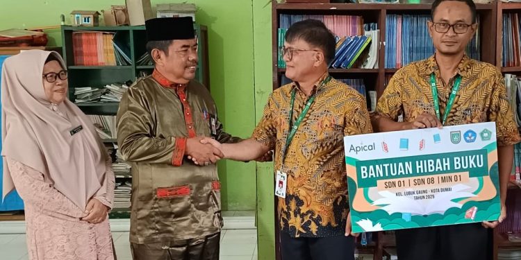 Dukung Literasi Anak, Ratusan Buku Disalurkan ke Tiga Sekolah Dasar di Dumai