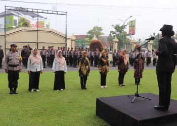 Kapolres Bantul, AKBP Novita Eka Sari, memberikan penghargaan kepada para pemenang Lomba Pekarangan Pangan Bergizi Tingkat Polres Bantul