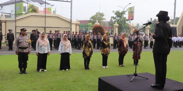 Kapolres Bantul, AKBP Novita Eka Sari, memberikan penghargaan kepada para pemenang Lomba Pekarangan Pangan Bergizi Tingkat Polres Bantul