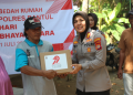 Kapolres Bantul, AKBP Novita Eka Sari, secara simbolis menyerahkan paket bantuan sembako kepada warga Dusun Tosoran dalam rangka bakti sosial menjelang HUT Bhayangkara ke-79