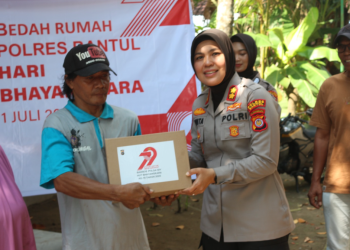Kapolres Bantul, AKBP Novita Eka Sari, secara simbolis menyerahkan paket bantuan sembako kepada warga Dusun Tosoran dalam rangka bakti sosial menjelang HUT Bhayangkara ke-79