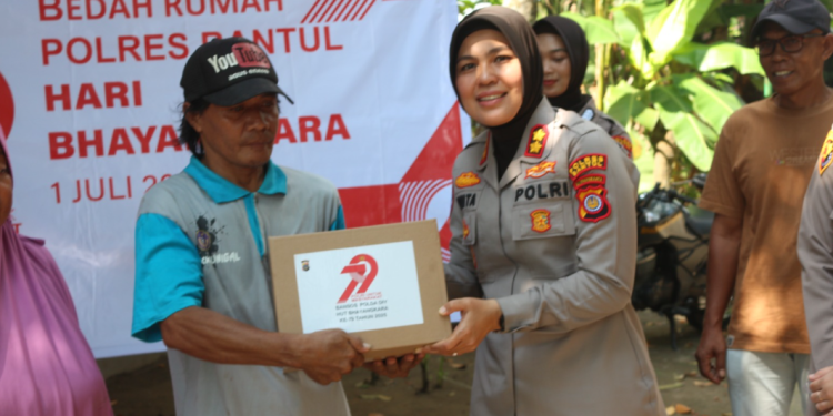Kapolres Bantul, AKBP Novita Eka Sari, secara simbolis menyerahkan paket bantuan sembako kepada warga Dusun Tosoran dalam rangka bakti sosial menjelang HUT Bhayangkara ke-79