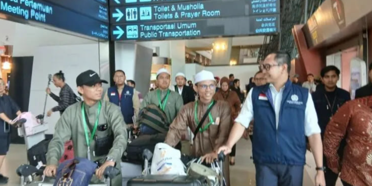 Kementerian Luar Negeri pada gelombang pertama, berhasil mengevakuasi 10 WNI dari wilayah konflik di Yaman Utara