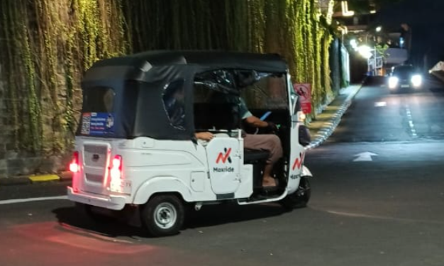 Kendaraan bajaj roda tiga berbasis aplikasi dari PT Maxride dan Max Auto