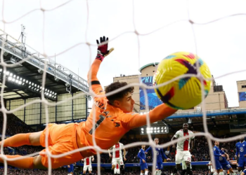 Kiper Chelsea Kepa Arrizabalaga gagal menahan tendangan bebas dari pemain Southampton James Ward-Prowse dalam laga lanjutan Liga Inggris di Stamford Bridge, London