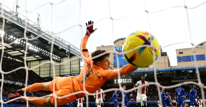 Kiper Chelsea Kepa Arrizabalaga gagal menahan tendangan bebas dari pemain Southampton James Ward-Prowse dalam laga lanjutan Liga Inggris di Stamford Bridge, London