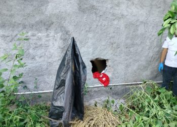 Lubang pada tembok belakang gudang CV Djago Kate di Timbulharjo, Sewon, Bantul, yang diduga menjadi jalur pelaku pencurian untuk masuk