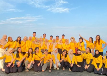 Mahasiswa Manajemen Keuangan Gelar Aksi Finance Beach Clean Up di Pantai Senggigi