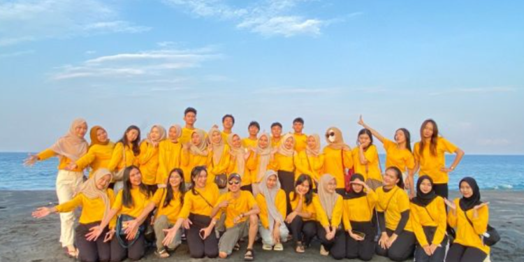 Mahasiswa Manajemen Keuangan Gelar Aksi Finance Beach Clean Up di Pantai Senggigi