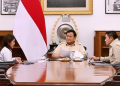 Menteri Komunikasi dan Digital Meutya Hafid bersama Presiden RI Prabowo Subianto didampingi Sekretaris Kabinet Teeddy Indra Wijaya
