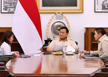 Menteri Komunikasi dan Digital Meutya Hafid bersama Presiden RI Prabowo Subianto didampingi Sekretaris Kabinet Teeddy Indra Wijaya