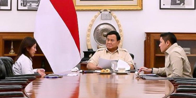 Menteri Komunikasi dan Digital Meutya Hafid bersama Presiden RI Prabowo Subianto didampingi Sekretaris Kabinet Teeddy Indra Wijaya