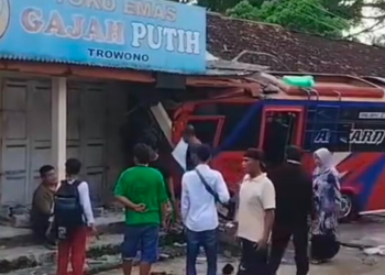 Minibus Tabrak Kios dan Sepeda Motor di Komplek Pasar Trowono