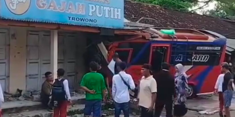 Minibus Tabrak Kios dan Sepeda Motor di Komplek Pasar Trowono