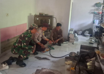 Petugas Bhabinkamtibmas, Babinsa, dan relawan tengah memeriksa selang tabung gas di lokasi kebakaran akibat kebocoran gas melon di Dusun Kemloko, Srimartani, Piyungan, Bantul