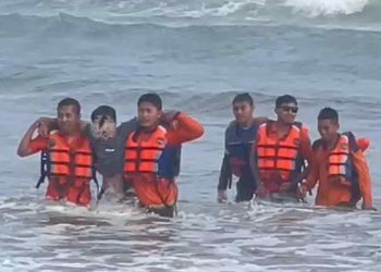 Petugas Menyelawatkan Korban Terseret Arus di parangtritis