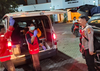 Petugas PMI bersama anggota Polsek Banguntapan mengevakuasi jenazah korban dugaan gantung diri di Bodon, Jagalan, Banguntapan, Bantul