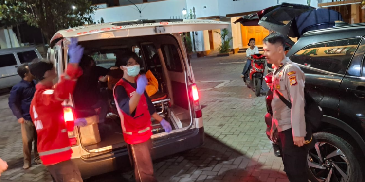 Petugas PMI bersama anggota Polsek Banguntapan mengevakuasi jenazah korban dugaan gantung diri di Bodon, Jagalan, Banguntapan, Bantul