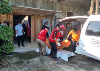 Petugas PMI dan tim gabungan mengevakuasi jenazah seorang lansia yang ditemukan meninggal dunia di dalam rumahnya di Pedukuhan Jalan, Banaran, Galur, Kulon Progo