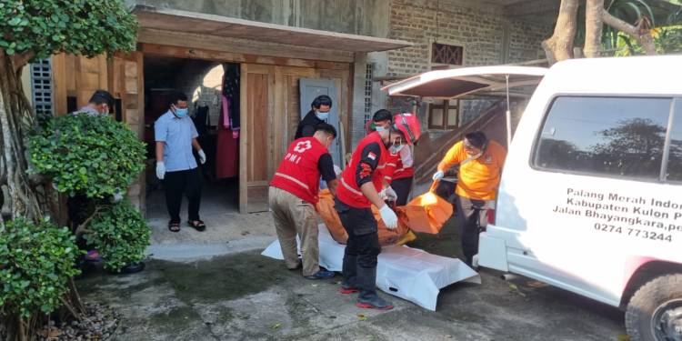Petugas PMI dan tim gabungan mengevakuasi jenazah seorang lansia yang ditemukan meninggal dunia di dalam rumahnya di Pedukuhan Jalan, Banaran, Galur, Kulon Progo