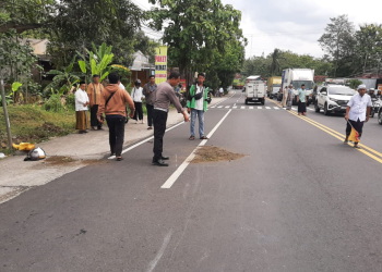 Petugas dan warga meninjau lokasi kecelakaan lalu lintas di Jalan Jogja-Wates, Kalibondol, Sentolo, Kulon Progo