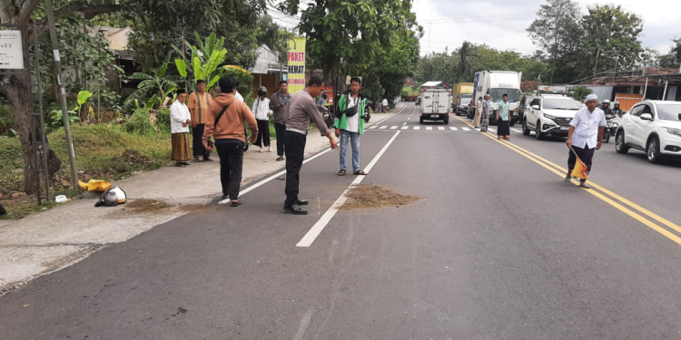 Petugas dan warga meninjau lokasi kecelakaan lalu lintas di Jalan Jogja-Wates, Kalibondol, Sentolo, Kulon Progo