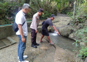 Petugas dan warga menunjukkan lokasi di Sungai Bendo, Dusun Kepuhan, Argorejo, Sedayu, Bantul, tempat balita 1,5 tahun ditemukan dalam kondisi meninggal akibat tenggelam