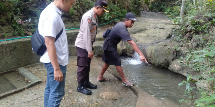 Petugas dan warga menunjukkan lokasi di Sungai Bendo, Dusun Kepuhan, Argorejo, Sedayu, Bantul, tempat balita 1,5 tahun ditemukan dalam kondisi meninggal akibat tenggelam