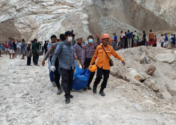 Petugas gabungan dari Basarnas, TNI, Polri, dan relawan mengevakuasi jenazah korban longsor di lokasi tambang batu alam Gunung Kuda, Kabupaten Cirebon