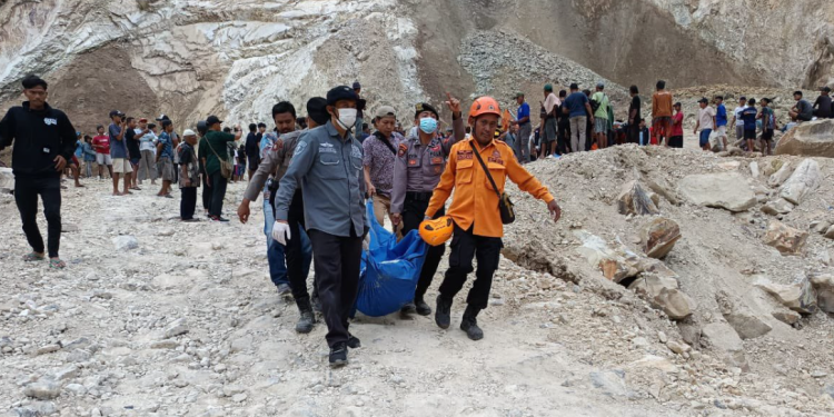 Petugas gabungan dari Basarnas, TNI, Polri, dan relawan mengevakuasi jenazah korban longsor di lokasi tambang batu alam Gunung Kuda, Kabupaten Cirebon