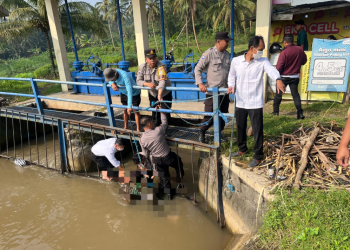 Petugas kepolisian bersama warga mengevakuasi jasad remaja laki-laki yang ditemukan tersangkut di pintu air selokan wilayah Banjarharjo, Kalibawang, Kulonprogo