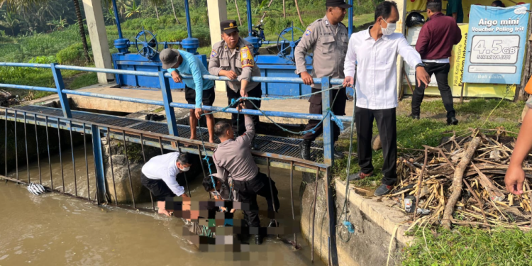 Petugas kepolisian bersama warga mengevakuasi jasad remaja laki-laki yang ditemukan tersangkut di pintu air selokan wilayah Banjarharjo, Kalibawang, Kulonprogo