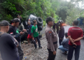 Petugas kepolisian bersama warga mengevakuasi kendaraan Daihatsu F70 yang menabrak tebing akibat rem blong di turunan tajam Jalan Goa Kiskendo, Girimulyo, Kulonprogo