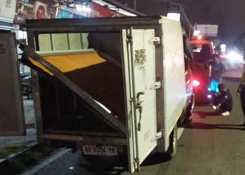 Petugas kepolisian melakukan pemeriksaan di lokasi kejadian kecelakaan lalu lintas di depan Apotek Fiki, Banguntapan, Bantul