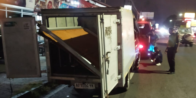 Petugas kepolisian melakukan pemeriksaan di lokasi kejadian kecelakaan lalu lintas di depan Apotek Fiki, Banguntapan, Bantul