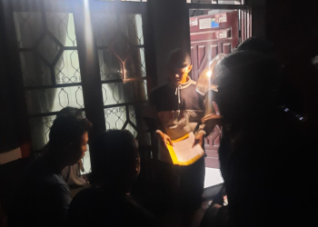 Petugas kepolisian menunjukkan surat penangkapan kepada terduga pelaku jambret kalung emas saat operasi penangkapan di wilayah Brosot, Galur