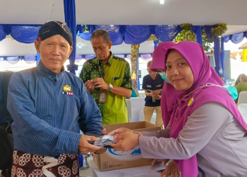 Petugas medis RSIY PDHI Yogyakarta menyerahkan obat kepada salah satu Abdi Dalem Kraton Ngayogyakarta dalam kegiatan Mandiri Bakti Kesehatan yang digelar di Ndalem Magangan