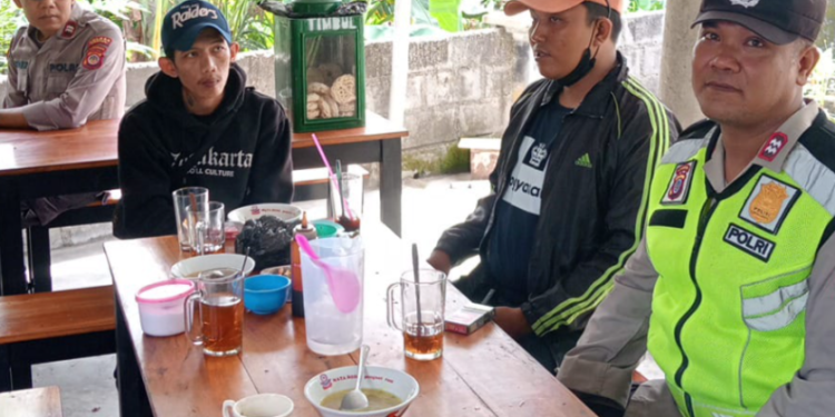 Polisi Bersama Oki Irawan Baskoro di Warung Soto