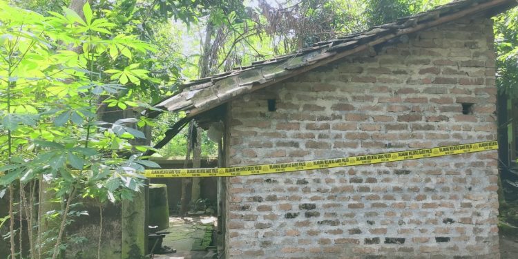 Polisi Mengamankan lokasi Penemuan Mayat di Sedayu Bantul