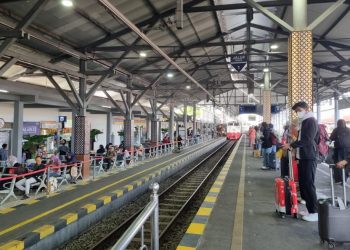 Suasana antrean penumpang di Stasiun Yogyakarta pada hari kedua libur panjang Tahun Baru Islam