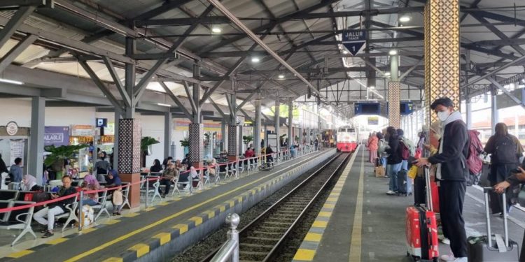 Suasana antrean penumpang di Stasiun Yogyakarta pada hari kedua libur panjang Tahun Baru Islam