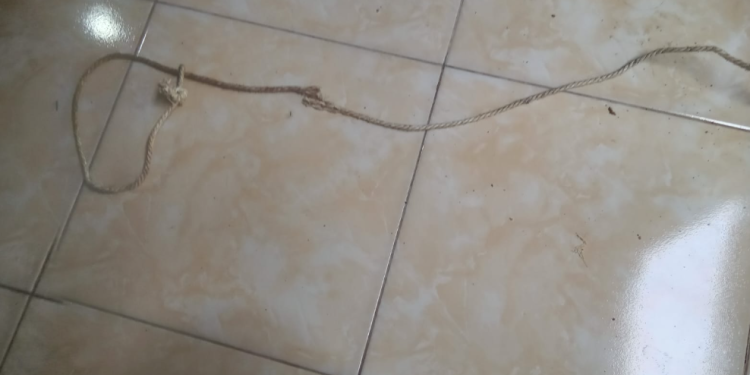 Tali yang diduga digunakan korban untuk gantung diri ditemukan di lokasi kejadian, Dusun Semuten, Jatimulyo, Dlingo, Bantul