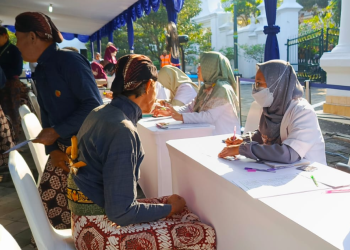Tenaga medis RSIY PDHI tengah melakukan pemeriksaan kesehatan dan konsultasi kepada abdi dalem Keraton Yogyakarta dalam kegiatan Medical Check-Up
