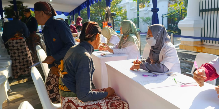 Tenaga medis RSIY PDHI tengah melakukan pemeriksaan kesehatan dan konsultasi kepada abdi dalem Keraton Yogyakarta dalam kegiatan Medical Check-Up